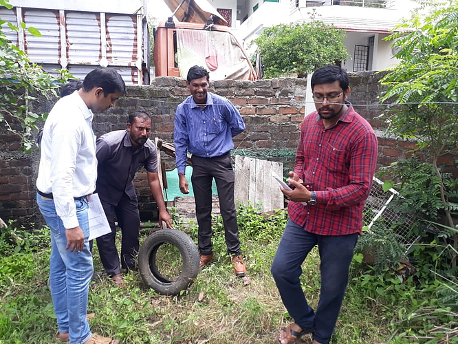 वाडी ःडेंगी प्रतिबंधासाठी साफसफाई करताना नगरपरिषदेचे कर्मचारी.