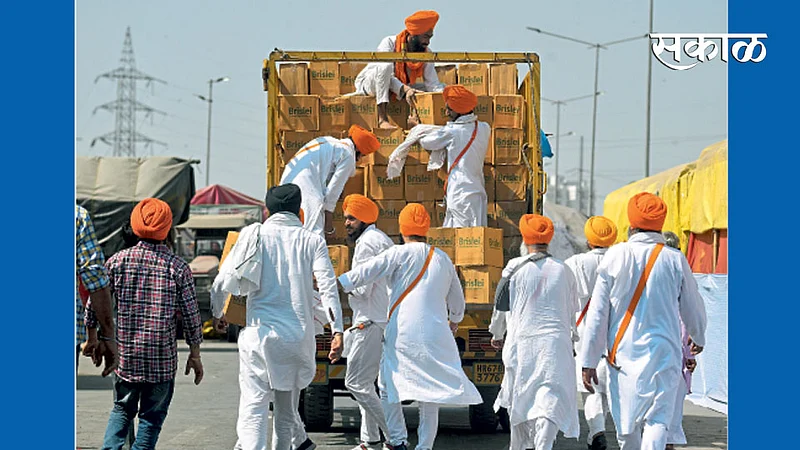 नवी दिल्ली - गाझीपूर सीमेवर आंदोलन करणाऱ्या शेतकऱ्यांना सोमवारी खास पंजाबमधून आणण्यात आलेल्या पाण्याच्या बाटल्यांचे वाटप करण्यात आले.}