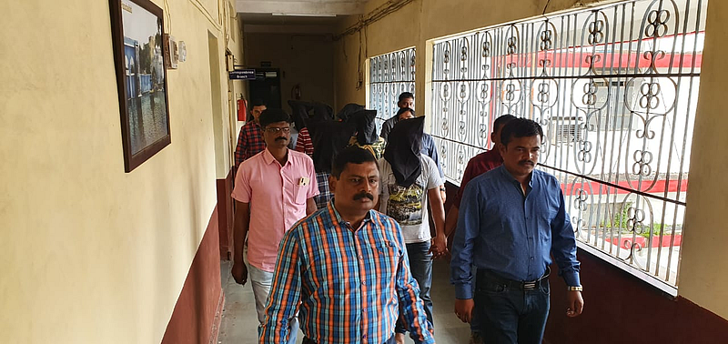 जालना : पकडण्यात आलेल्या संशयितांना घेऊन जाताना पोलिस निरीक्षक राजेंद्रसिंह गौर व पोलिस कर्मचारी.