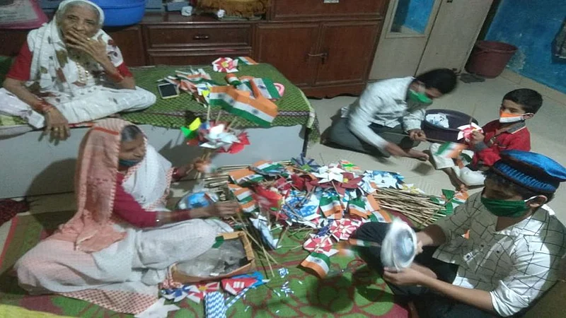 'देशप्रेमासाठीच तिरंगी झेंडे बनवतोय', काळेवाडीतील कलाकार महंमद शेख यांची भावना