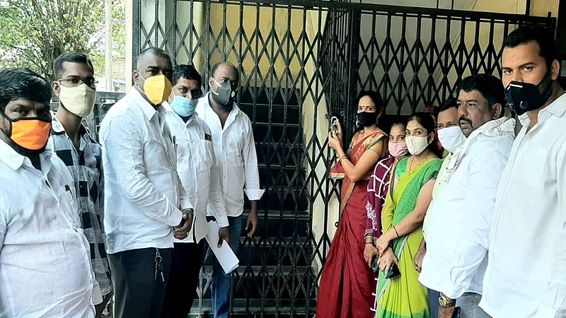 लोणावळा : ग्रामसेवकाची बदली रद्द करण्यासाठी वरसोली ग्रामपंचायतीला ठोकले टाळे