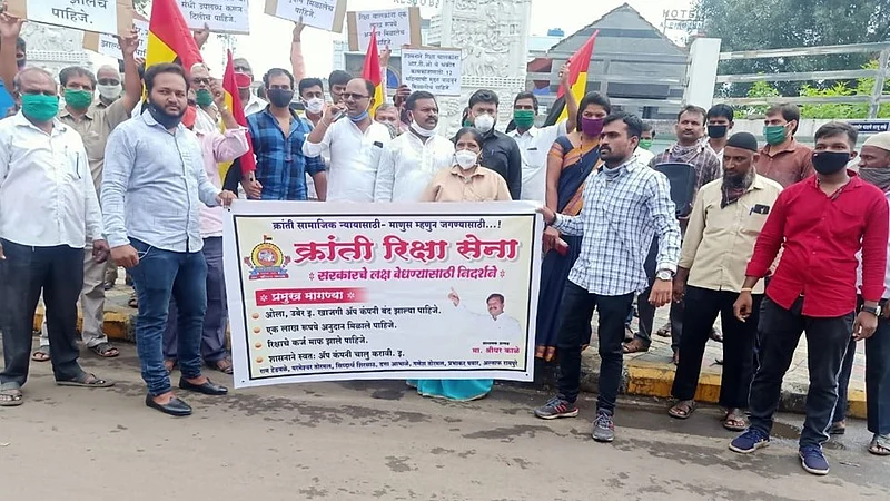 आकुर्डीत रिक्षाचालकांनी वेधले लक्ष; विविध मागण्यांसाठी तहसीलदार कार्यालयासमोर केली निदर्शने