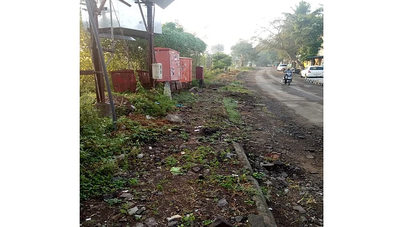 पिंपळे निलखमधील पदपथांची अवस्था वाईट; रहिवासी म्हणतायेत चालायचं कसं?