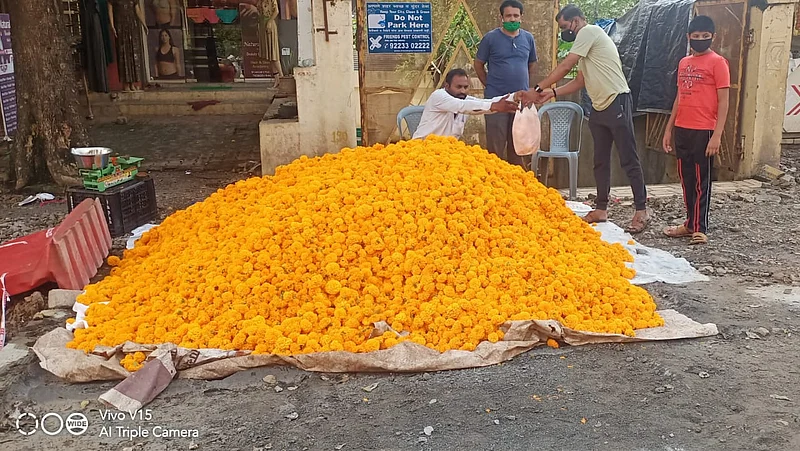 Crowds rush to buy marigold for Dussehra in pimpri