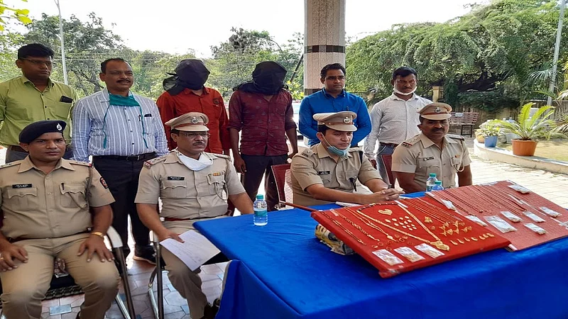 police arrested thief who theft gold of rupees 21 lakhs