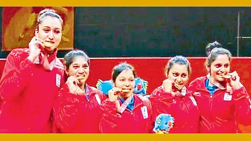 गोल्ड कोस्ट - भारतीय महिला टेनिसपटू ऐतिहासिक सुवर्णपदकाचा जल्लोष करताना.