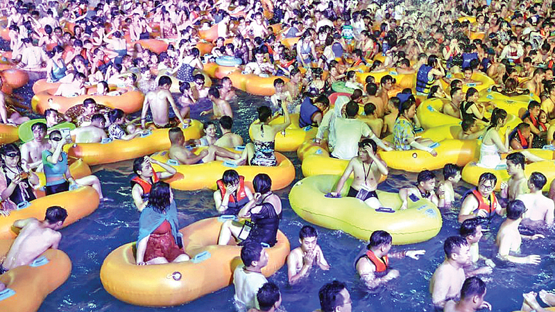 Wuhan-park-pool-party