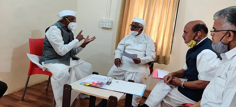 BJP leaders met Anna Hazare at Ralegan Siddhi