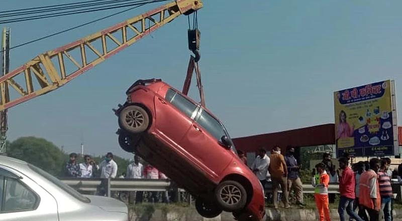 Strange accident of four vehicles at Sangamner