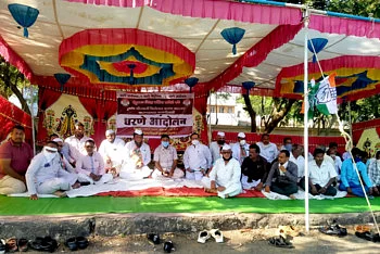नंदूरबारमध्ये काँग्रेसचे धरणे आंदोलन; अर्णव गोस्वामीला अटक करण्याची केली मागणी