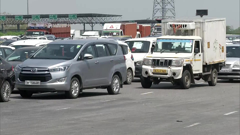 आता काय बोलणार! सायन हायवेवर सोशल डिस्टन्सिंगचे तीन तेरा