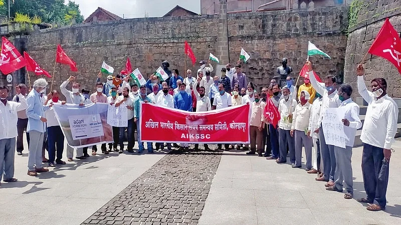 Left organizations activists of coordination committees Bindu Chowk Kolhapur protest of against in agriculture bil
