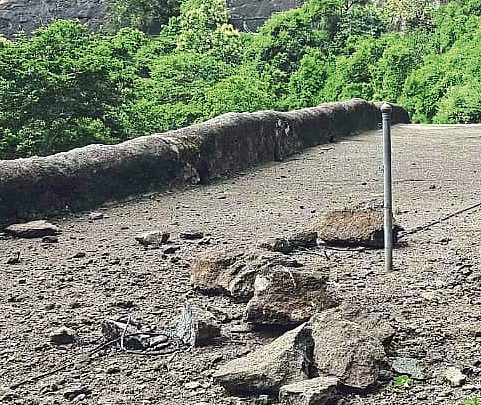 अजिंठा लेणी दरड काेसळली