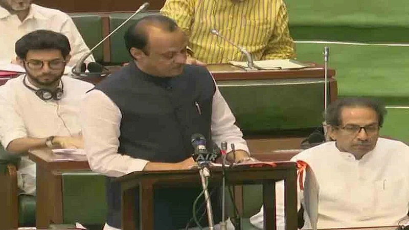 म्हणून अर्थसंकल्पावेळी अजित पवारांनी केलं नितीन गडकरींचं तोंड भरून कौतुक...