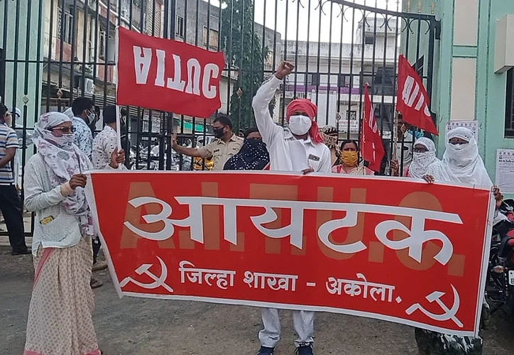 Akola News: ITEC's agitation in front of the corporation