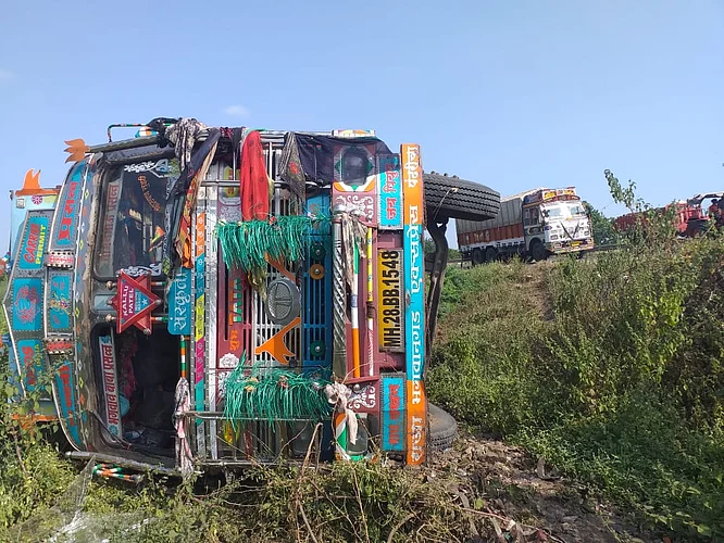 धुळ्यातील राष्ट्रीय महामार्ग क्रमांक तीन झाला धोकादायक !