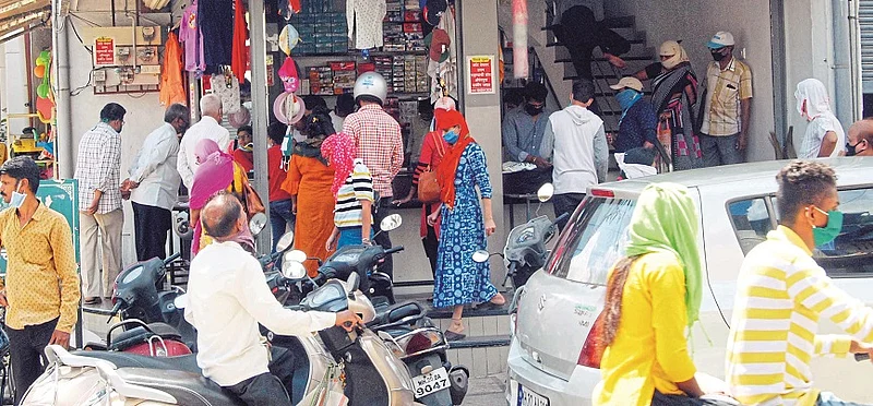 बाजारातील गर्दी