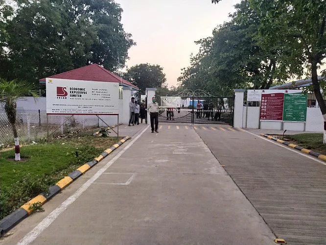 बाजारगाव ः शनिवारी स्फोट झालेल्या इकॉनॉमिक्स एक्सप्लोसिव्ह कंपनीचा परिसर.