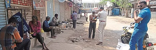 The hungry orphans provided food to beggars in miraj