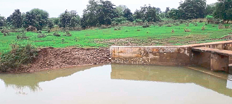 लाखांदूर : परसोडी शिवारातील फुटलेला बंधारा.
