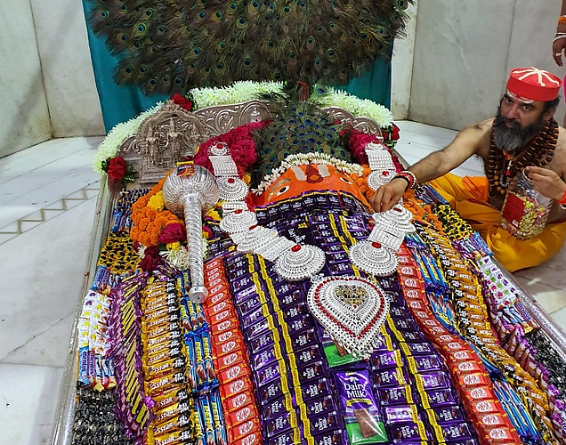 खुलताबाद ः भद्रा मारुतीच्या मूर्तीची चॉकलेट्सने आकर्षक सजावट करण्यात आली होती.