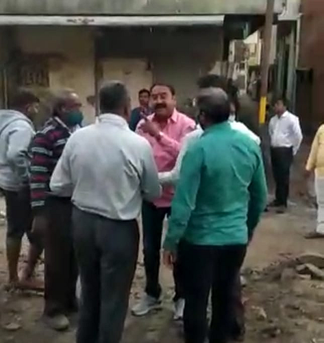 भाजप नगरसेवकाचा प्रताप; हात जोडून दखल न घेतल्याने अधिकाऱ्याला खड्यात ढकलत मारली कानाशिलात