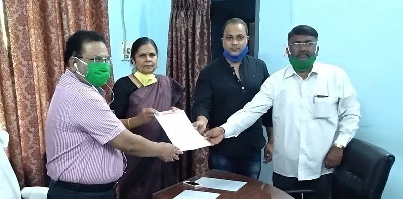 नागपूर : शिक्षण उपसंचालक अनिल पारधी यांना विविध मागण्यांचे निवेदन देताना भाजप शिक्षक आघाडीचे पदाधिकारी.
