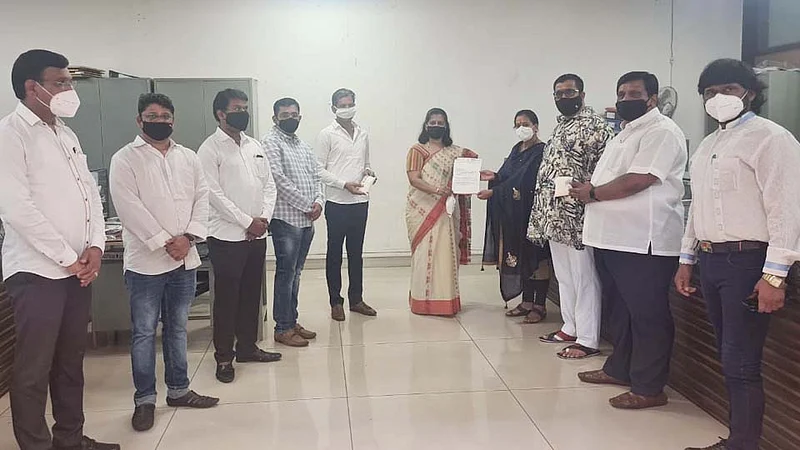 'गायीच्या दुधाला सरसकट दहा रुपये लिटर, तर दूध पावडरला प्रतिकिलो ५० रुपये अनुदान द्या'