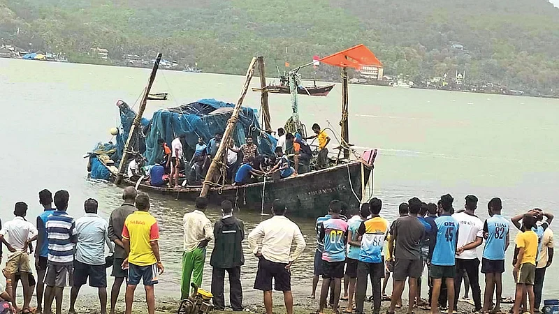 the accident of boat but no mortality in ratnagiri