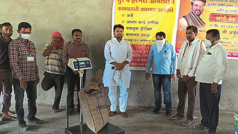 जालना : येथील नाफेडच्या हरभरा खरेदी केंद्राचे उद्घाटन करताना माजी राज्यमंत्री तथा बाजार समिती सभापती अर्जुन खोतकर व इतर}