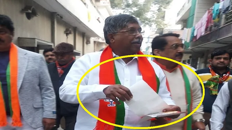 Photo : महाराष्ट्रातील भाजप नेते दिल्लीत वाटतायत पत्रकं..