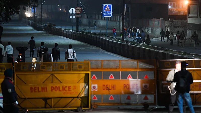 clashes between supporters and opponents in New Delhi