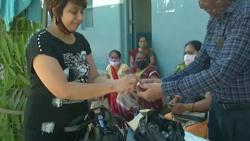 कोरोना लस घेतल्यानंतर महिलांना सोन्याचा दागिना अन् पुरुषांना भन्नाट गिफ्ट