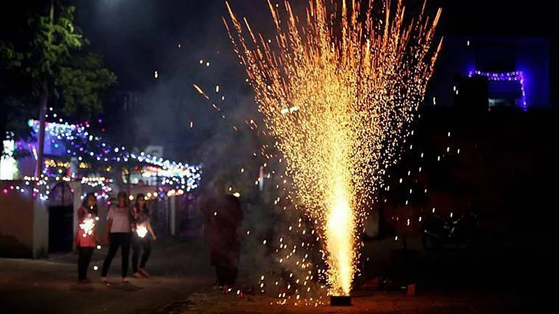 Diwali Festival 2020 लक्ष्मीपुजनाला फटाके उडविताना, अशी घ्या विशेष काळजी