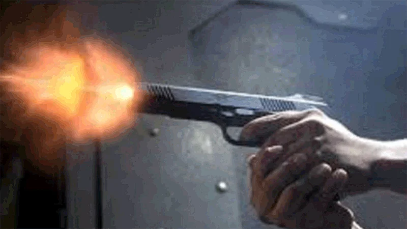 Firing between police and gangster in kolhapur