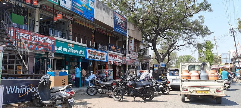 प्रांताधिकाऱ्यांचा आदेश; दुकानांच्या वेळेत महत्वपुर्ण बदल, आठवडा बाजारास बंदी}