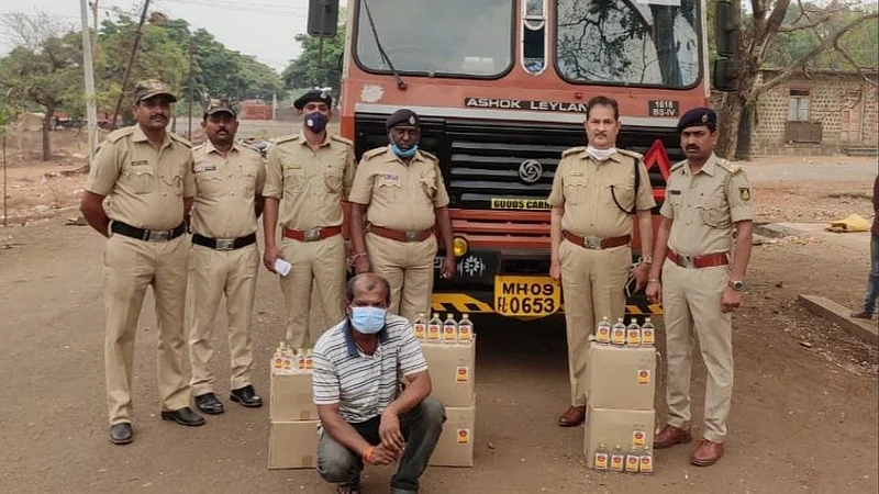 illegal alcohol rupees 4 lakh found in nipani sankeshwar belgaum road