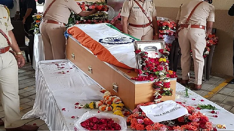 विंग कमांडर कॅप्टन दीपक साठे यांच्यावर मुंबईत शासकीय इतमामात अंत्यसंस्कार