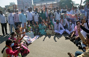 दिल्लीतील शेतकऱ्यांचे आंदोलन पाठींब्यासाठी ‘राष्ट्रवादी’ची तीव्र निदर्शने