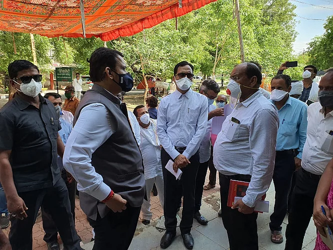 Devendra Fadnavis visits Kovid Center, also inspects akola GMC; Inquiries of patients, information taken about treatment