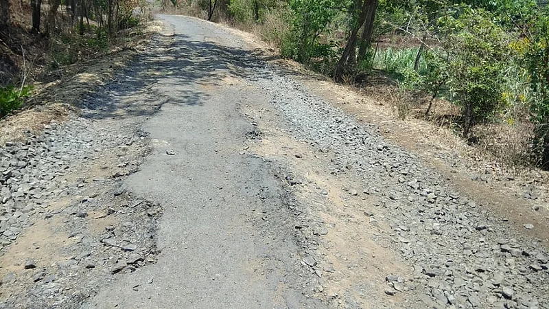 Pits On Dugunwadi-Batkanangale Road Kolhapur Marathi News