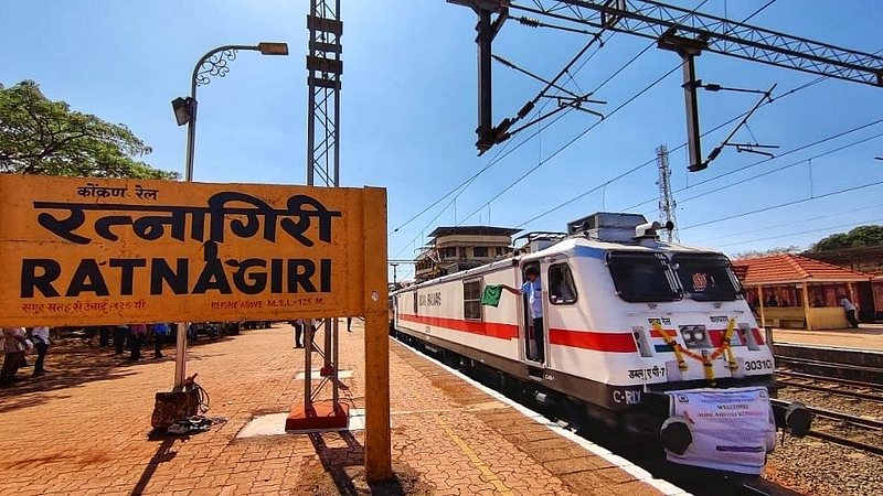 seven coach train left Ratnagiri at 3pm on electricity konkan railway marathi news