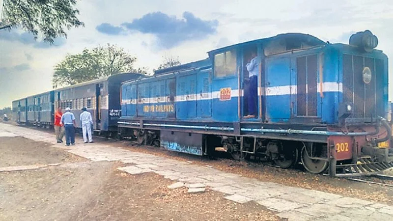 akola news For 103 years, the railway line of Shakuntala has been with the British