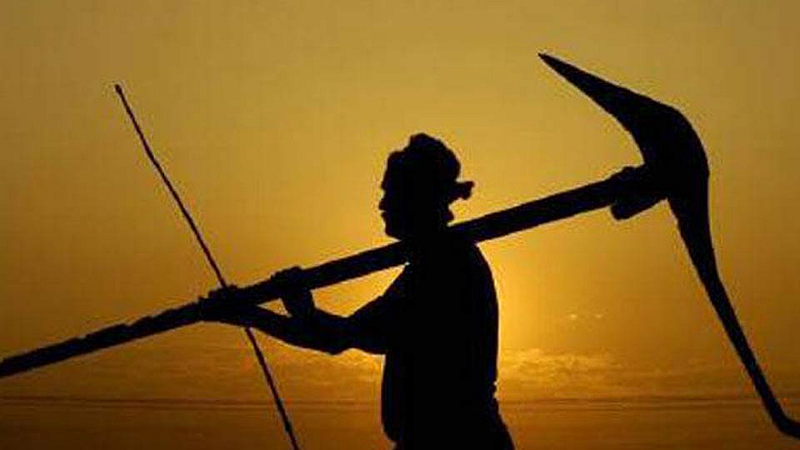 साठवण तलावावर वीस शेतकऱ्यांनी रात्र जागून काढली