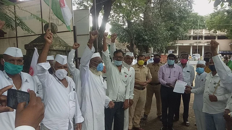 farmers agitation against onion export ban nashik marathi news