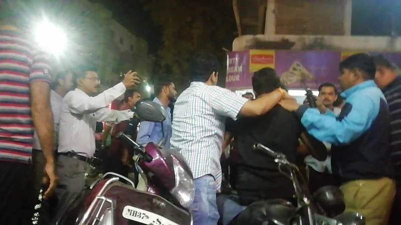 fight in akola.jpg