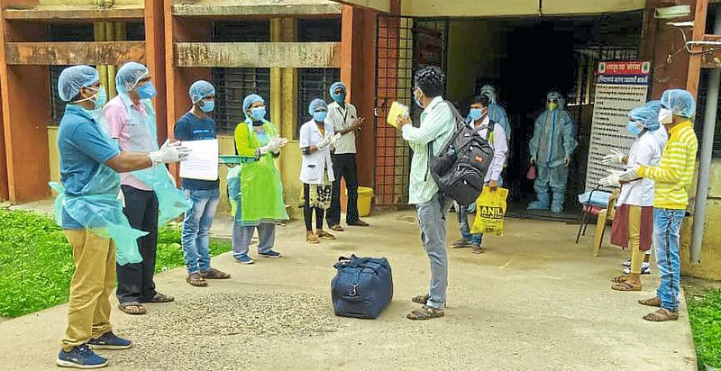 गडचिरोली : कोरोनामुक्तांना टाळ्या वाजवून निरोप देताना रुग्णालयातील डॉक्टर्स व कर्मचारी.