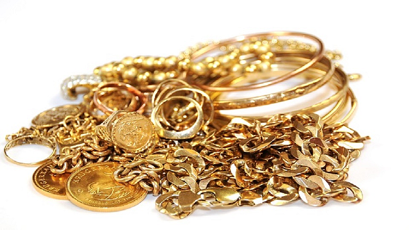 Thieves stole jewelery belonging to traveling lady karad