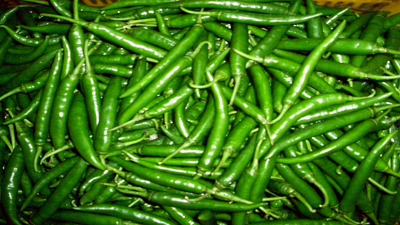 rates of green chilly are fall down from 7 thousand to 1500 rupees