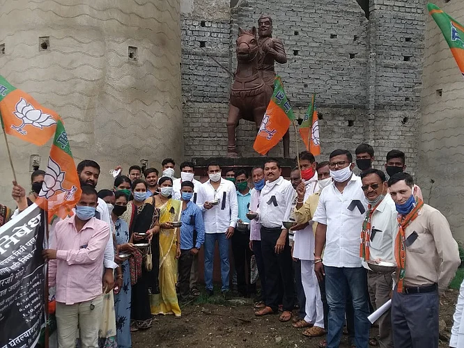 हिंगणा ः शिवाजी चौक येथे "भीख मांगो' आंदोलनात सहभागी झालेले आमदार समीर मेघे व भाजप पदाधिकारी.